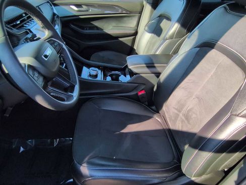 Used 2023 Jeep Grand Cherokee Altitude image 9