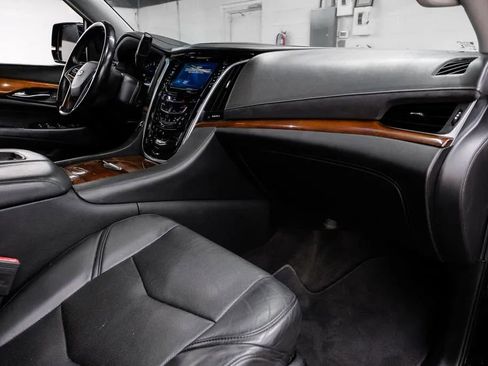 Used 2020 Cadillac Escalade ESV Luxury RWD image 19