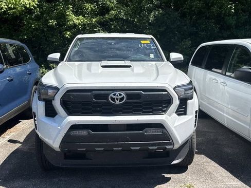 Used 2025 Toyota Tacoma TRD Sport AWD/4WD image 2