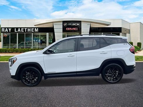 Used 2023 GMC Terrain SLE w/ Driver Convenience Package FWD image 2