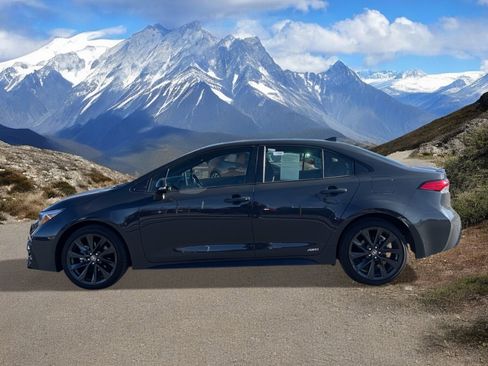 Used 2025 Toyota Corolla SE w/ SE Premium Package image 2