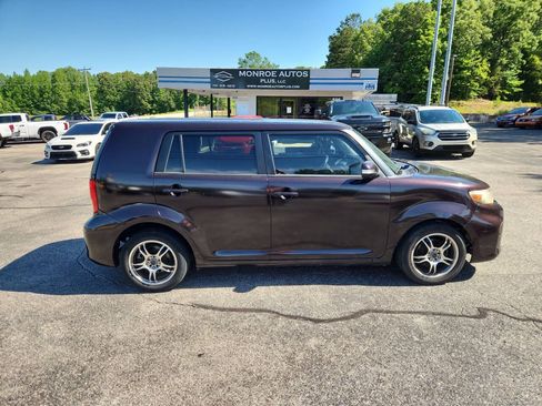 Used 2011 Scion xB FWD image 1