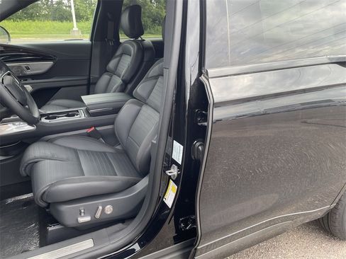 New 2025 Lincoln Nautilus Reserve image 12