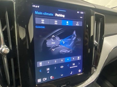 Used 2025 Volvo XC60 B5 Plus image 24