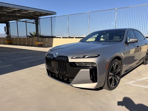 Used 2023 BMW i7 xDrive60 w/ Parking Assistance Package AWD/4WD image 14