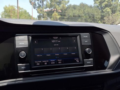 Certified 2024 Volkswagen Jetta SE w/ Panoramic Sunroof Package FWD image 9