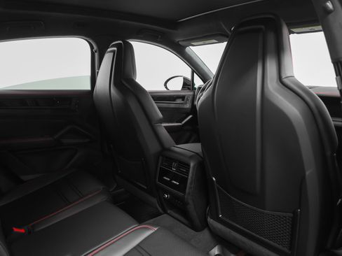 Certified 2025 Porsche Cayenne GTS AWD/4WD image 31