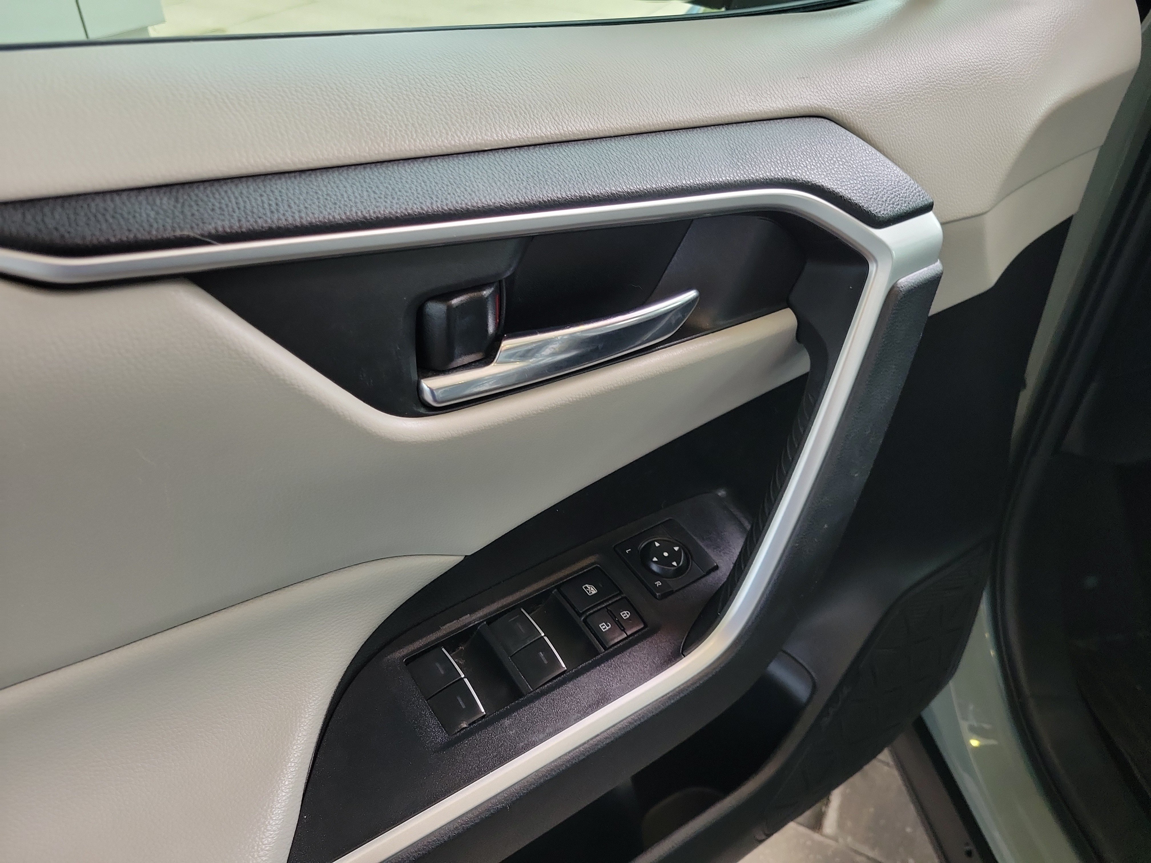 Used 2022 Toyota RAV4 XLE w/ Convenience Package FWD image 11