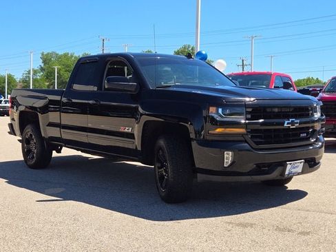 Used 2017 Chevrolet Silverado 1500 LT w/ Midnight Edition AWD/4WD image 3