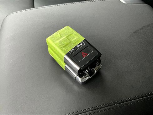 Used 2024 Land Rover Defender 110 SE image 10