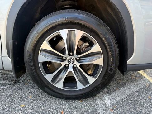 Used 2023 Toyota Highlander XLE image 14