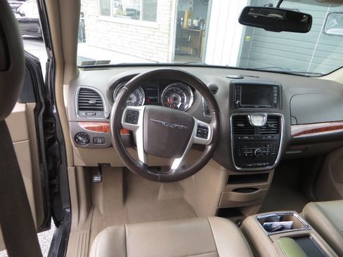Used 2015 Chrysler Town & Country Touring w/ Driver Convenience Group image 32