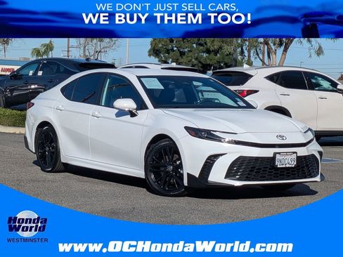 Used 2025 Toyota Camry SE image 1