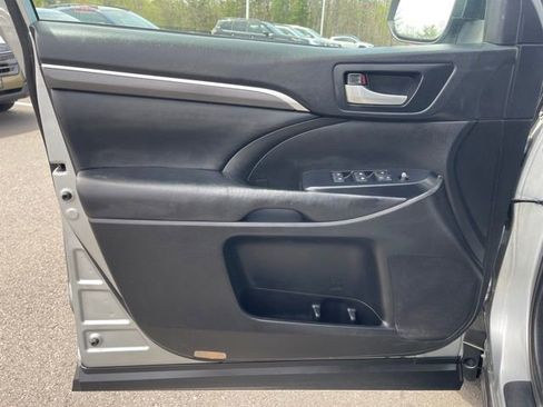 Used 2019 Toyota Highlander SE image 16