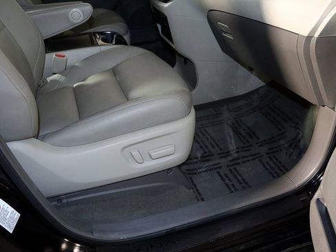 Used 2015 Toyota Sienna XLE image 32