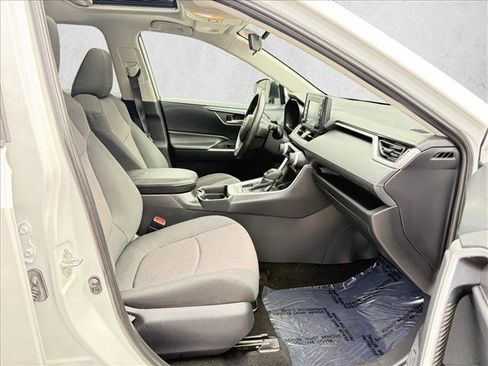 Used 2019 Toyota RAV4 XLE w/ Carpet Mat Package AWD/4WD image 16