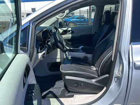 Used 2023 Chrysler Pacifica Limited w/ Uconnect Theater Family Group FWD image 14