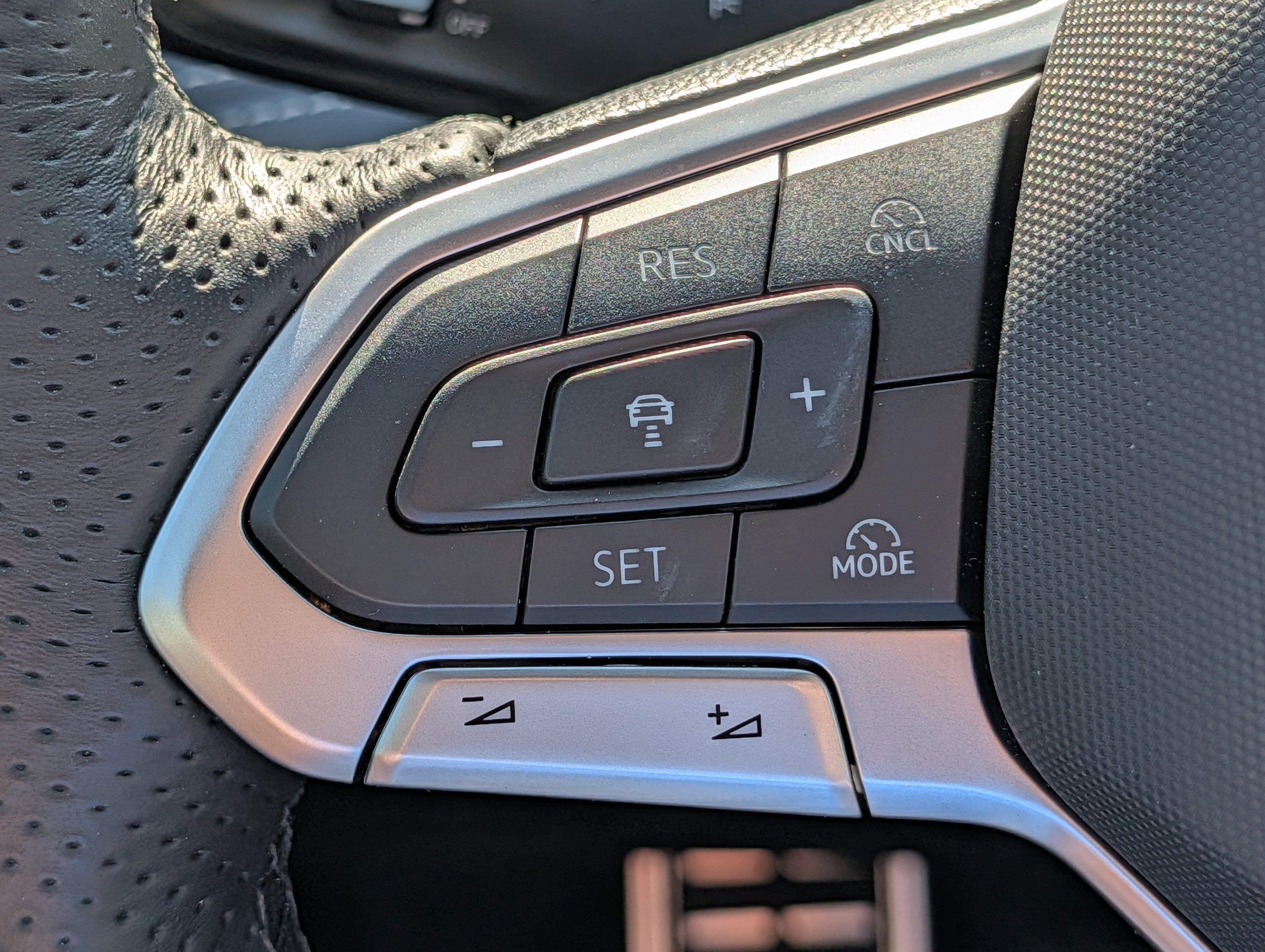 Certified 2026 Volkswagen Tiguan SE R-Line AWD/4WD image 31
