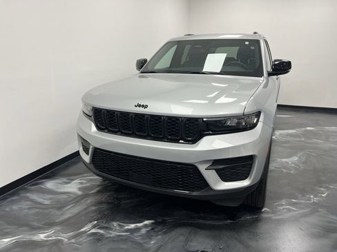 Used 2024 Jeep Grand Cherokee Altitude image 3