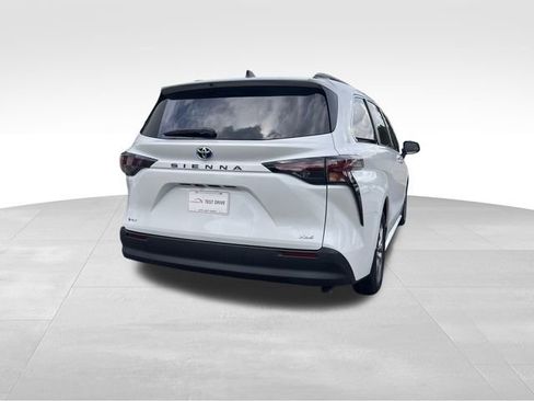 Used 2025 Toyota Sienna XLE FWD image 5