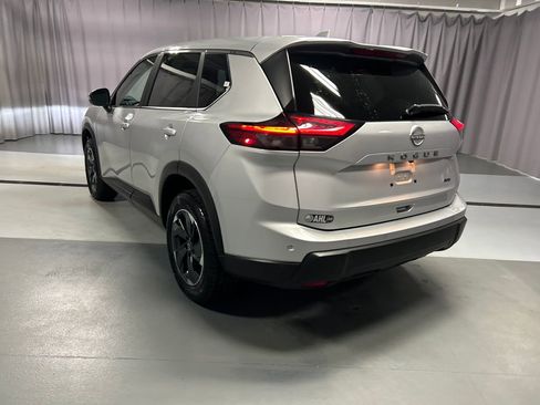 Used 2025 Nissan Rogue SV AWD/4WD image 5