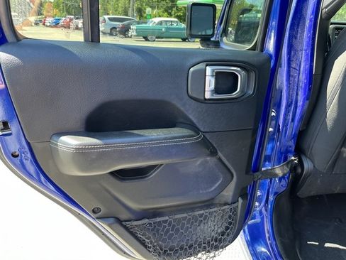 Used 2018 Jeep Wrangler Unlimited Sahara w/ Cold Weather Group AWD/4WD image 31