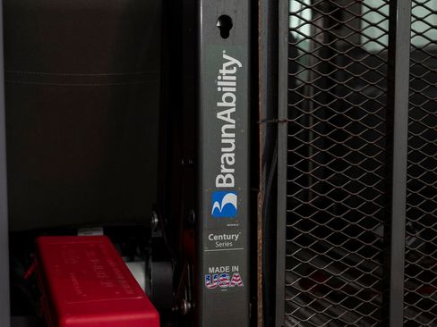 Used 2018 Ford Transit 150 XL image 3