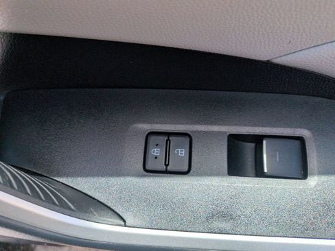 Used 2025 Toyota RAV4 XLE FWD image 32