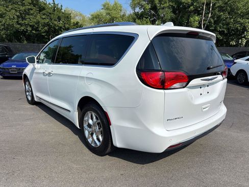 Used 2018 Chrysler Pacifica Limited image 3