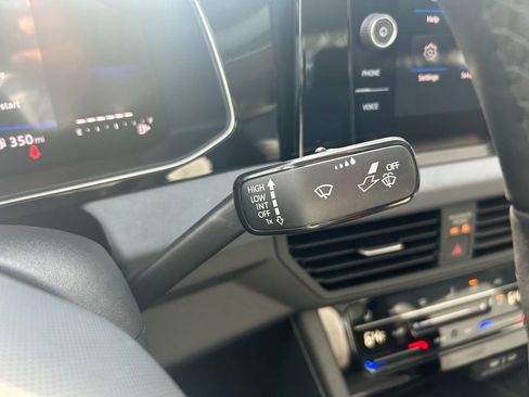 Used 2025 Volkswagen Jetta SE w/ Sunroof Package image 23