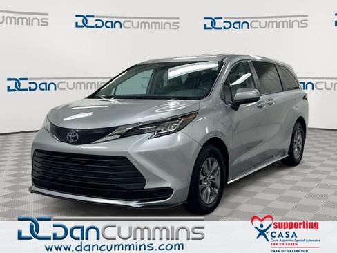 Used 2023 Toyota Sienna LE FWD image 1