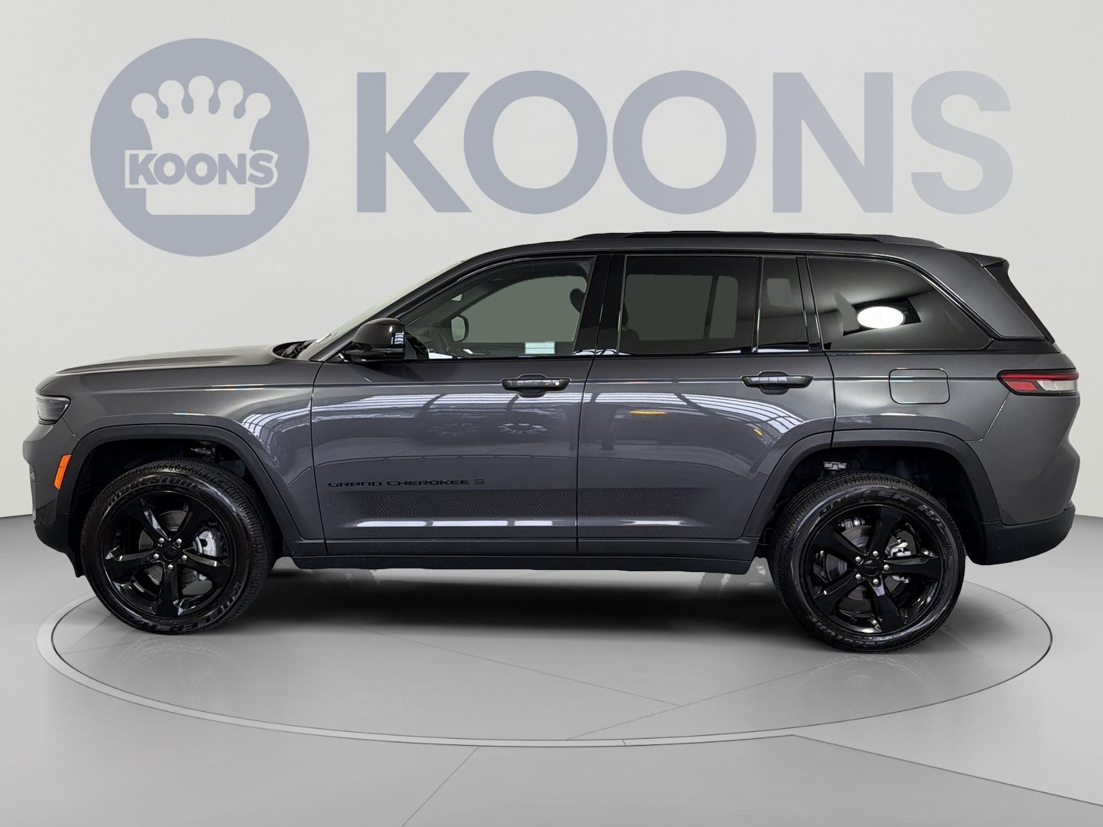 Used 2025 Jeep Grand Cherokee Altitude AWD/4WD image 2