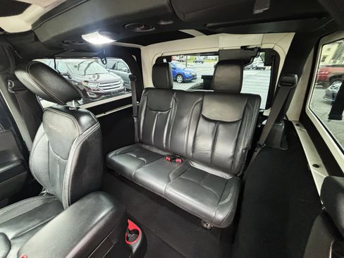 Used 2017 Jeep Wrangler Sahara w/ Connectivity Group AWD/4WD image 11