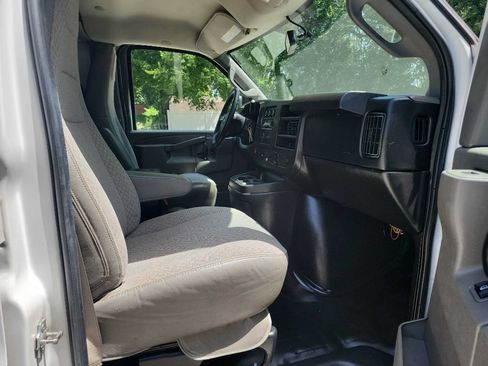 Used 2016 Chevrolet Express 2500 RWD image 19