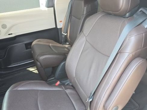 Used 2023 Toyota Sienna Platinum FWD image 23