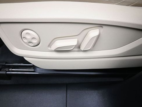 Used 2024 Audi Q5 e Premium Plus w/ Premium Plus Package image 10