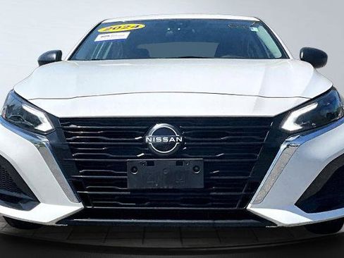 Used 2024 Nissan Altima 2.5 SV FWD image 3
