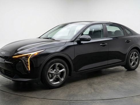 Used 2025 Kia K4 LXS image 3