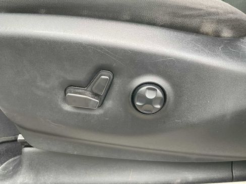 Used 2022 Chrysler Voyager LX image 14