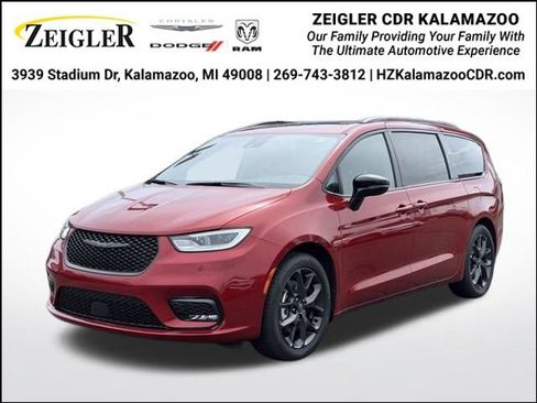 Certified 2025 Chrysler Pacifica Limited FWD image 1