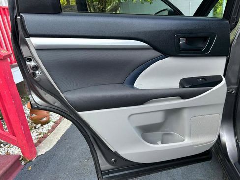 Used 2014 Toyota Highlander LE image 21