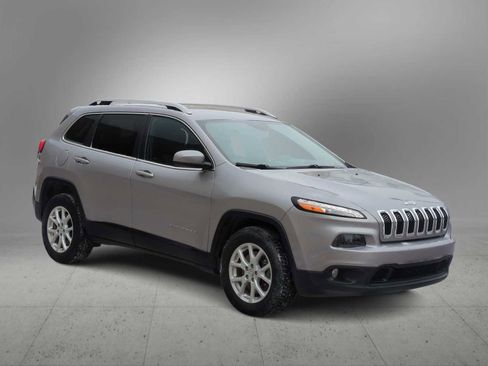 Used 2018 Jeep Cherokee Latitude w/ Cold Weather Group image 2
