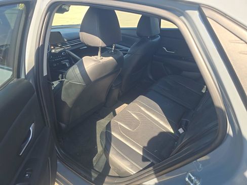Used 2022 Hyundai Elantra Limited FWD image 4