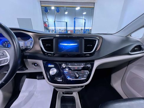 Used 2018 Chrysler Pacifica Touring-L w/ Tire & Wheel Group FWD image 23