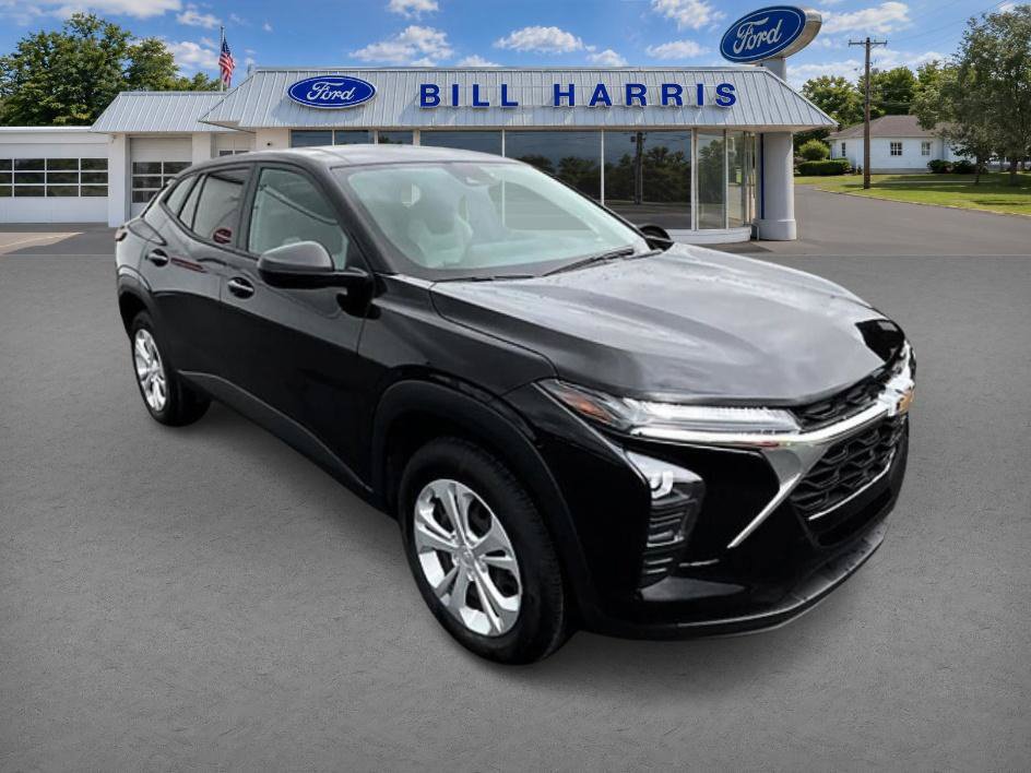 Used 2025 Chevrolet Trax LS w/ Driver Confidence Package FWD image 4
