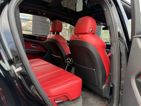Used 2023 Bentley Bentayga image 36