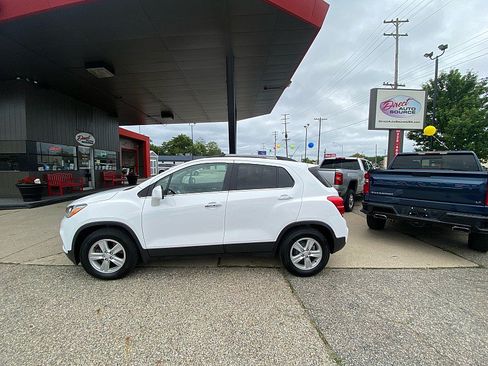 Used 2017 Chevrolet Trax LT w/ LT Convenience Package FWD image 1