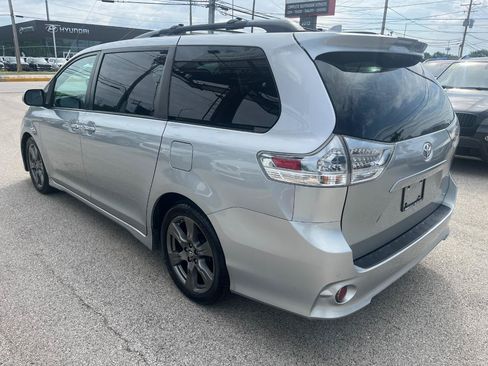 Used 2019 Toyota Sienna SE w/ SE Preferred Package FWD image 3