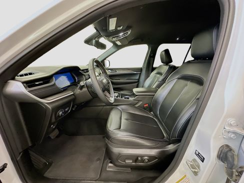 Used 2024 Jeep Grand Cherokee Limited image 13