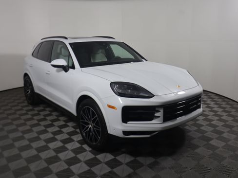 Used 2025 Porsche Cayenne image 9